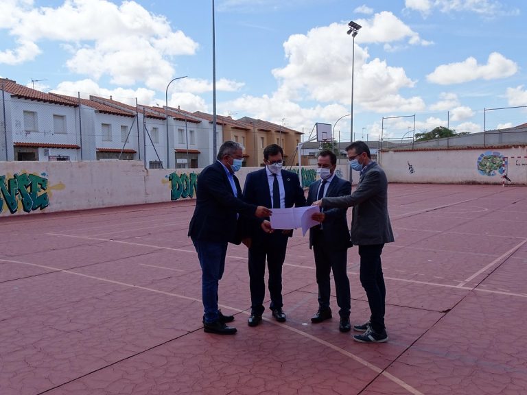 La Junta de Comunidades renovará y reparará la pista deportiva del IES Infante Don Fadrique
