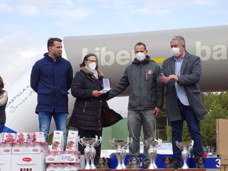 Entrega la distinción al mérito deportivo, a título póstumo, al que fuera coordinador del cross de Quintanar de la Orden