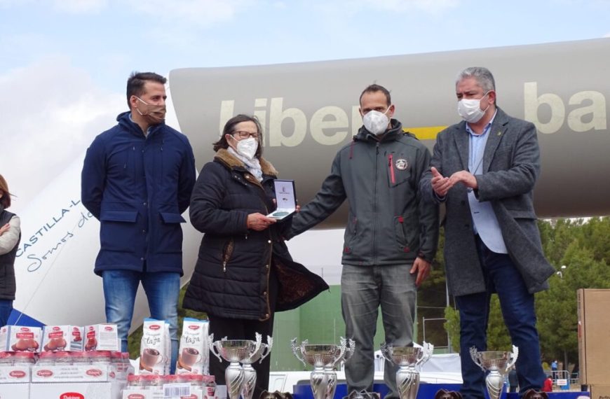 Entrega la distinción al mérito deportivo, a título póstumo, al que fuera coordinador del cross de Quintanar de la Orden