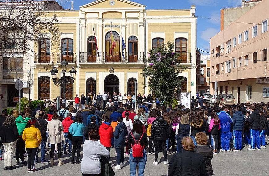 Quintanar de la Orden condena la tragedia que está sufriendo el pueblo ucraniano con una concentración
