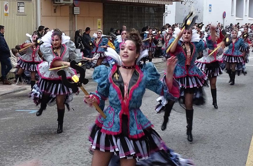 Quintanar de la Orden celebra su desfile-concurso de Carnaval con la participación de 12 grandes comparsas