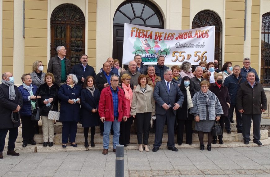 El alcalde recibe en el Ayuntamiento a quintanareños y quintanareñas nacidos en 1955 y 1956