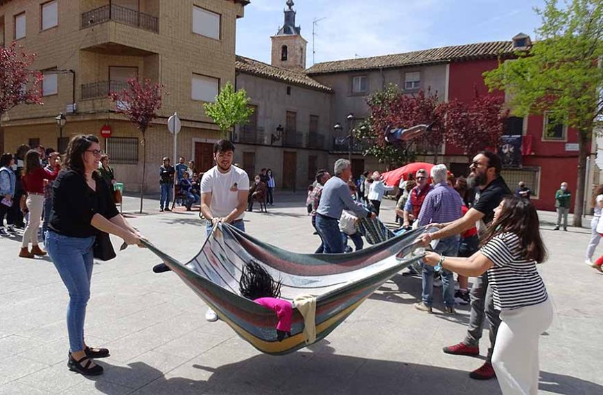 Quintanar de la Orden recupera la tradición de mantear a los peleles por Pascua de Resurrección