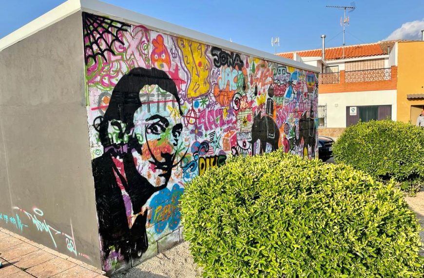 El alumnado de la Escuela de Arte Urbano de Quintanar de la Orden realiza un mural dedicado al pintor surrealista Salvador Dalí