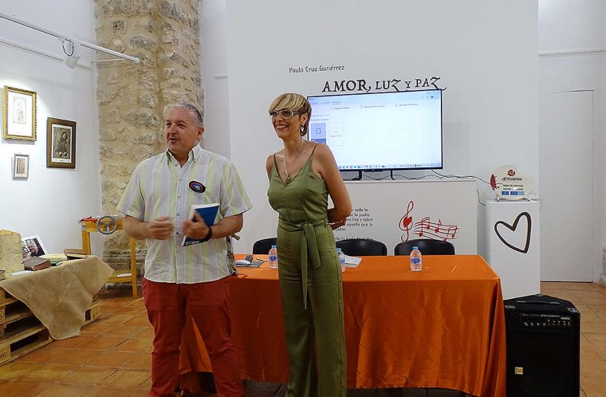 “¿Por qué yo? Cuando el cáncer te enseña a vivir”, el libro que Montserrat Jiménez ha presentado en Quintanar para mostrar su experiencia con la enfermedad