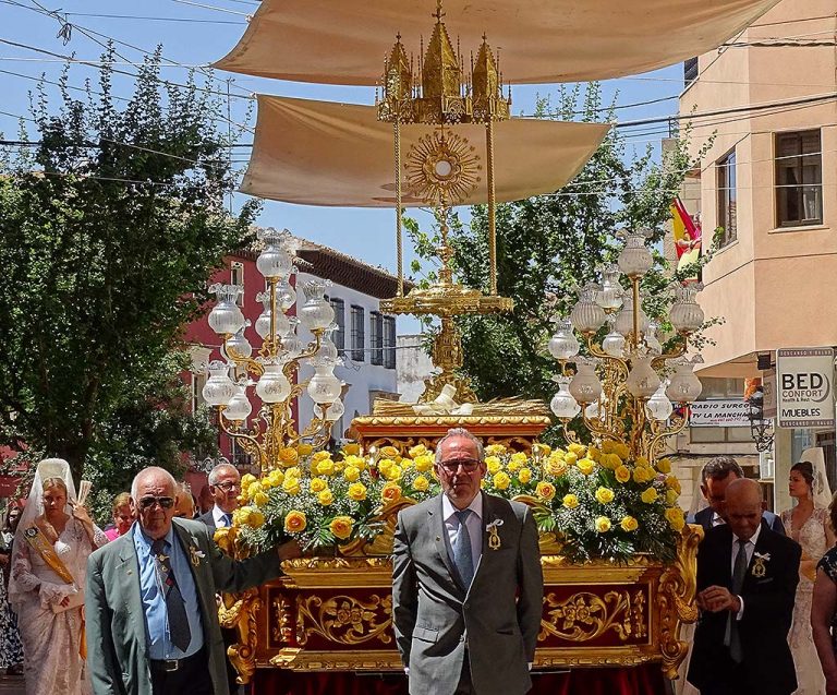 La Custodia vuelve a procesionar por las calles engalanadas de Quintanar La Custodia vuelve a procesionar por las calles engalanadas de Quintanar