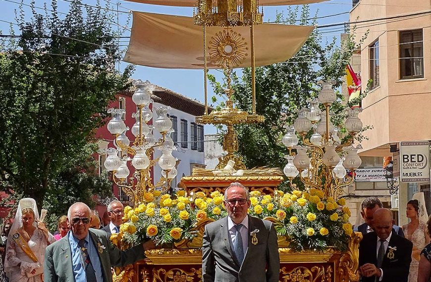 La Custodia vuelve a procesionar por las calles engalanadas de Quintanar