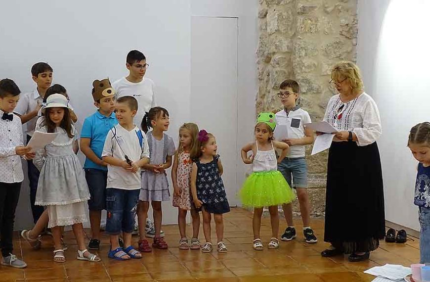 El alumnado de Lengua, Cultura y Civilización Rumana de Quintanar de la Orden pone fin al curso escolar con música y teatro