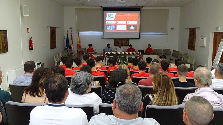 Recibimiento al equipo juvenil de fútbol de Quintanar en el Ayuntamiento por su ascenso