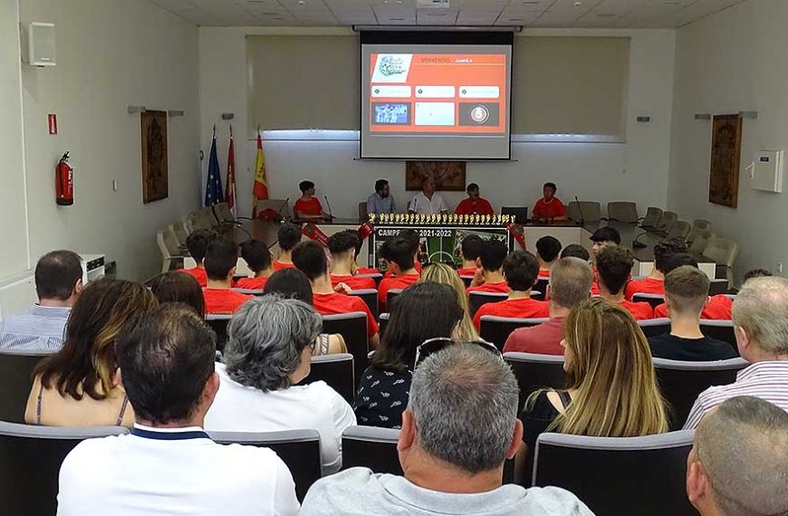 Recibimiento al equipo juvenil de fútbol de Quintanar en el Ayuntamiento por su ascenso