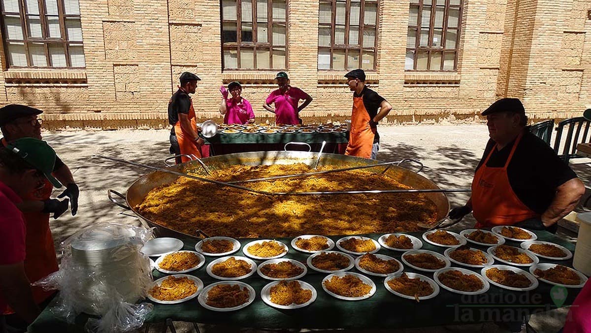 La misa y la gran paella en honor a los ausentes, un clásico de las fiestas quintanareñas