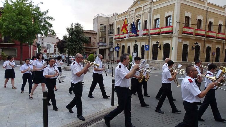 La música de la UMQ recorre las calles de Quintanar por un fin solidario La música de la UMQ recorre las calles de Quintanar por un fin solidario