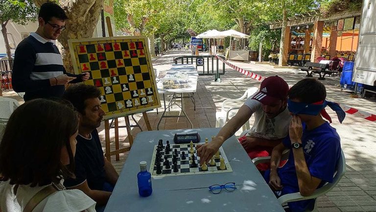 El Paseo de Colón acoge la V Simultánea de Feria y partida a ciegas de Ajedrez