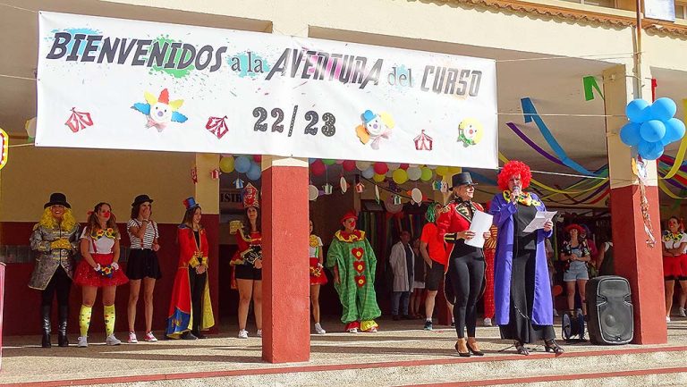 El CEIP Cristóbal Colón de Quintanar de la Orden da la bienvenida al curso escolar con una temática circense