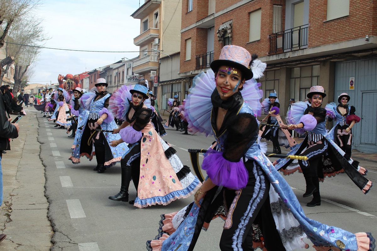 Cerca de 1.200 personas desfilarán este domingo en el 32º Concurso Regional de Carrozas y Comparsas de Villarrubia de los Ojos