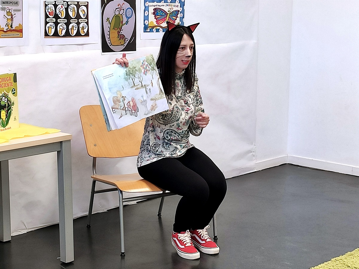 Gatita Mila encandila a los más peques con su cuentacuentos