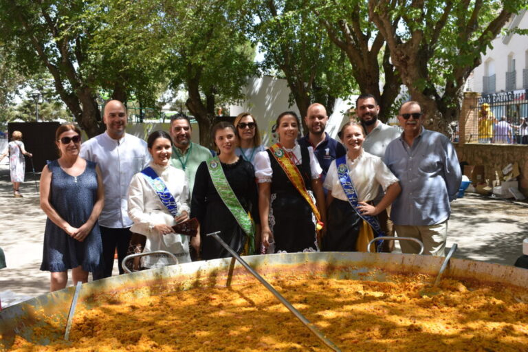 Éxito de la paella en honor a los ausentes en el colegio Colón