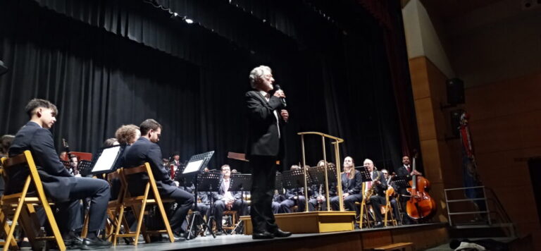 Emocionado y con batuta en mano, Javier Benet sube al escenario del Teatro Municipal Miguel de Cervantes