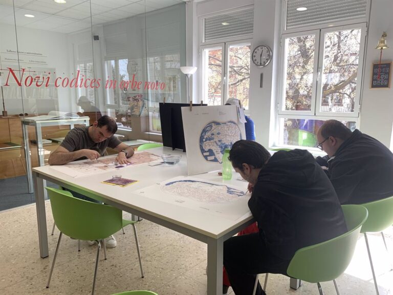Reviviendo el Medievo: Participantes con Discapacidad Intelectual Redescubren los Manuscritos Antiguos en ‘Códex in Aula’ de Quintanar Reviviendo el Medievo: Participantes con Discapacidad Intelectual Redescubren los Manuscritos Antiguos en ‘Códex in Aula’ de Quintanar