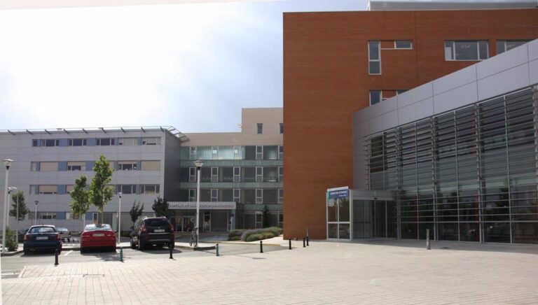 Trabajador gravemente herido al caerle un contenedor de media tonelada en Quintanar, Toledo, es trasladado al hospital