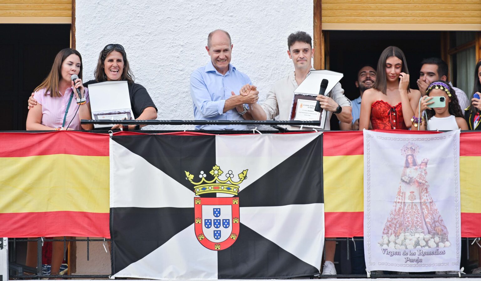 Pareja abre sus fiestas homenajeando a quienes protegen sus montes